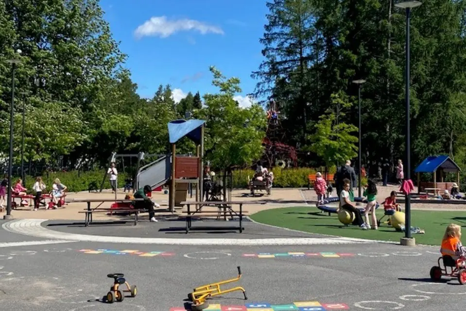 Kesäpuuhia Mäkitorpassa — Leikkipuisto Mäkitorppa, Helsinki