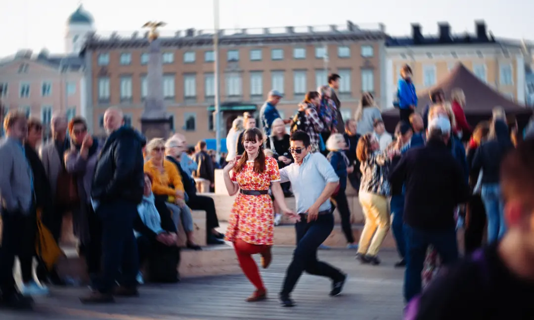 Salsaa Vuotalon aulassa — Vuotalo, Helsinki